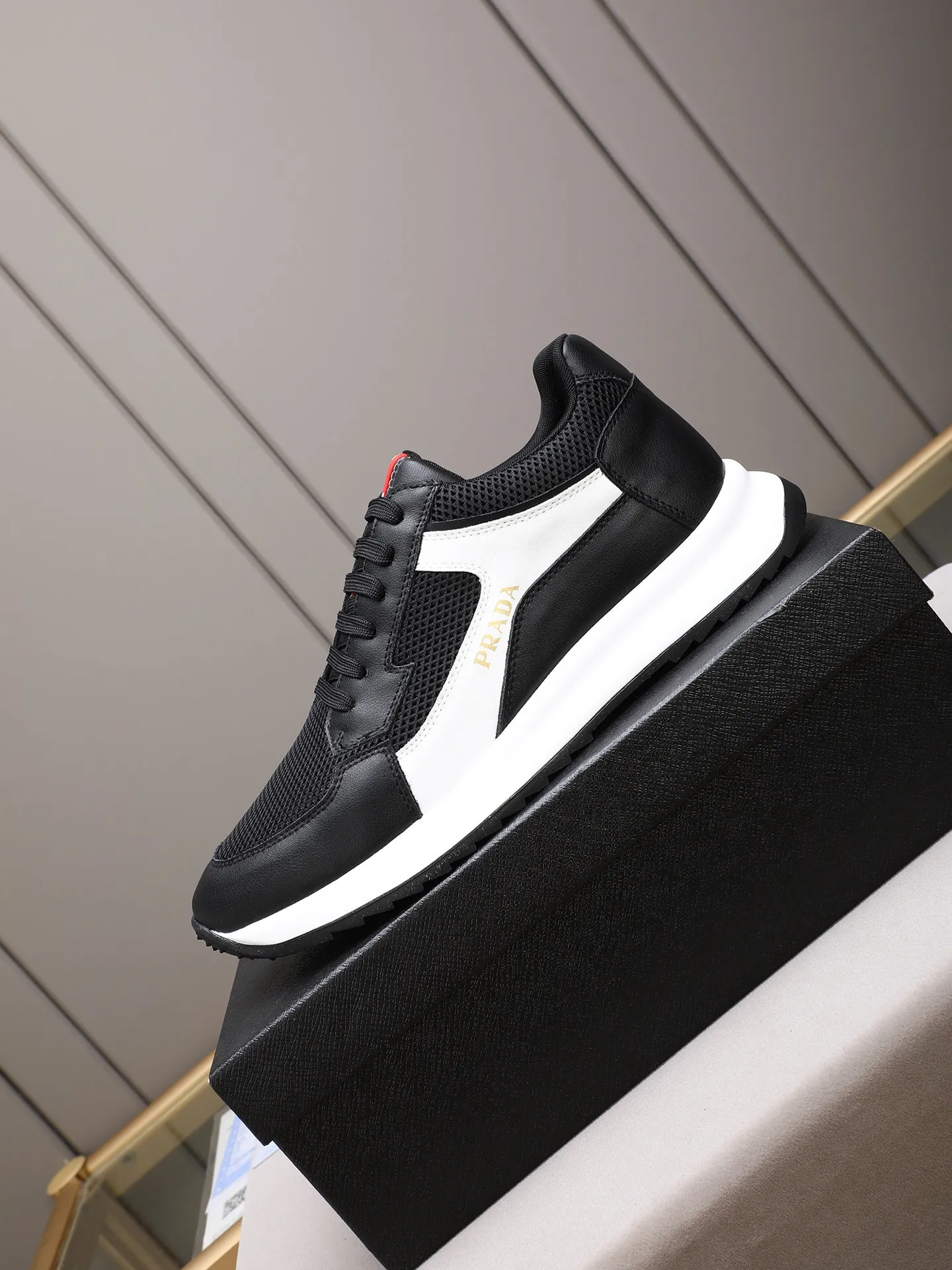 Men's shoes 💰460 Prada/Prada's new men's casual sports shoes, low-top lace-up sports shoes, fashionable and generous style, made of first-layer cowhide stitching and breathable mesh, soft, comfortable and breathable, tongue letter LOGO, finely crafted details, lightweight foam sole, fashionable and versatile! Size: 38-44 (45 customized)